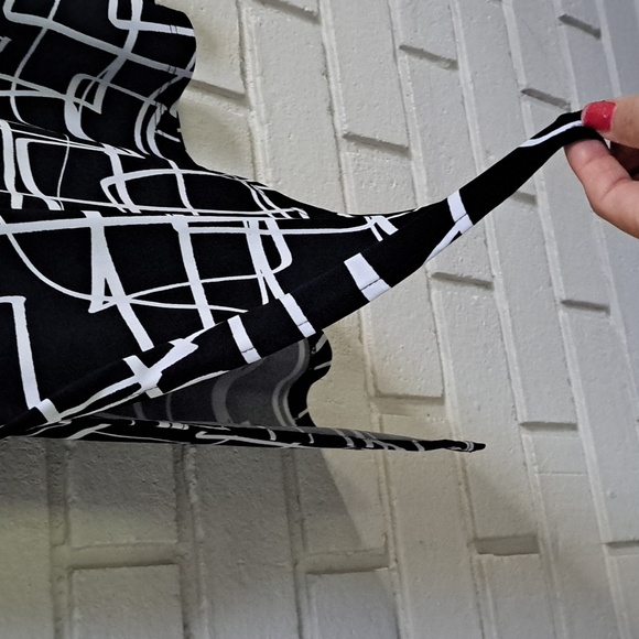 Susan Graver Black/White Short Sleeve  Slanted Bottom Hem Tunic. Size Medium NWO - Picture 8 of 11